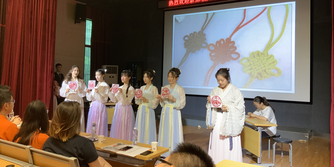 Learning more about the history and culture behind Chinese knots from the students of Hunan Normal University